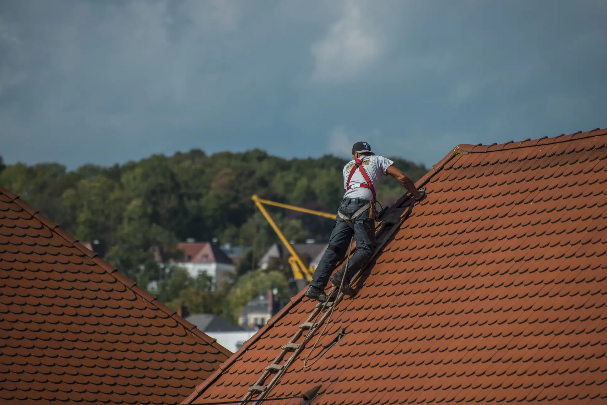 Couvreur professionnel travaillant sur une toiture